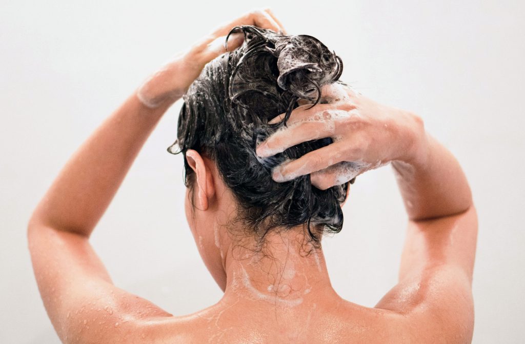 Come eliminare doppie punte: errori da evitare per capelli bellissimi