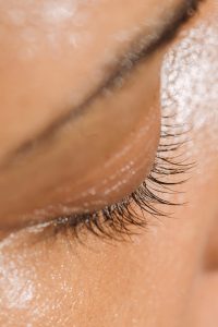 How to clean natural eyelashes